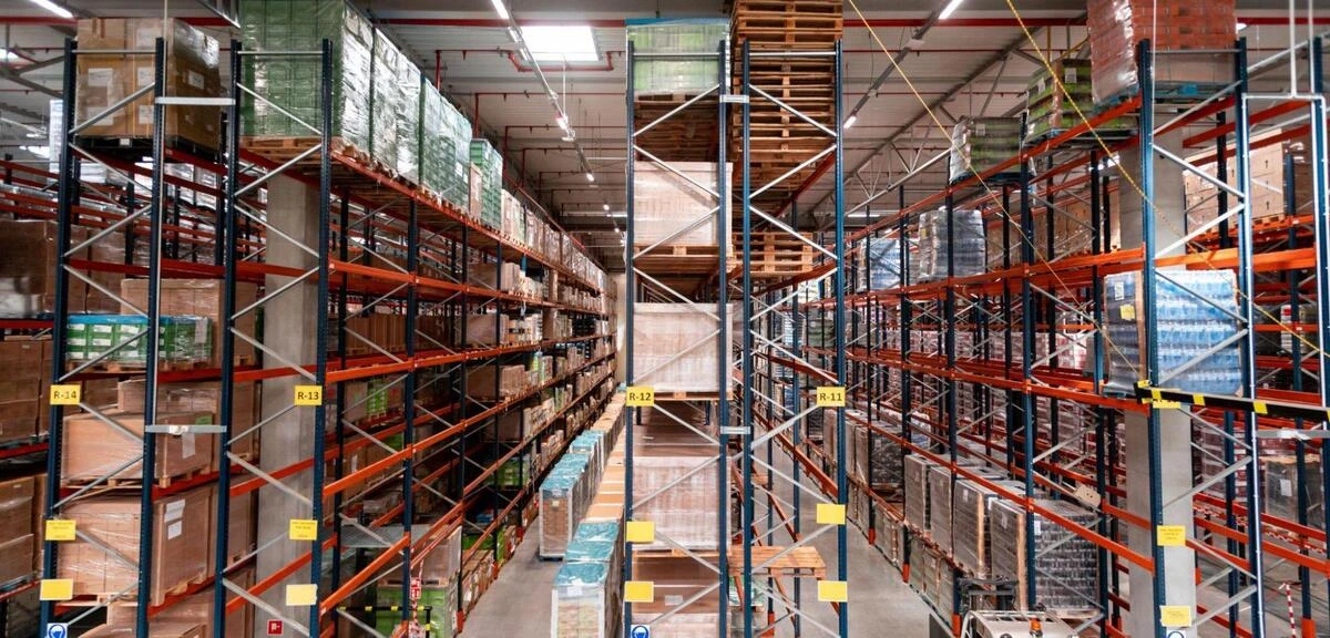 High-Density Storage Racking Layout Wide aerial overview of an extensive high-density storage racking setup with parallel aisles, optimized for large-scale supply chain workflows and precise forklift Singapore fleet manoeuvring.